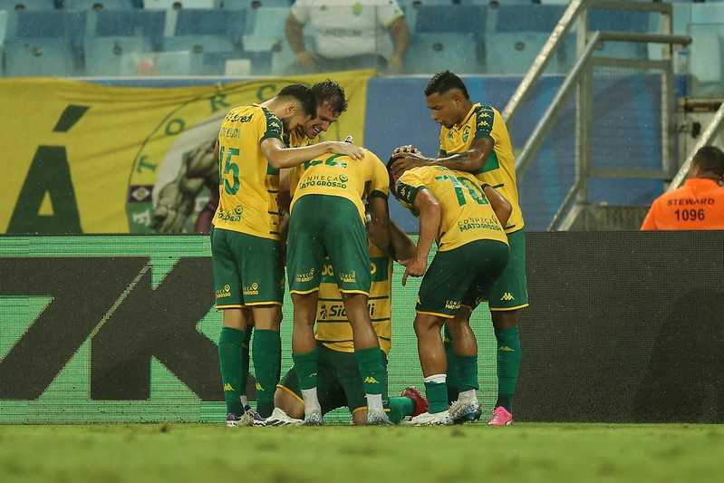 Dourado supera ferrolho da Ferroviária, vence na Arena e sobe na Série B