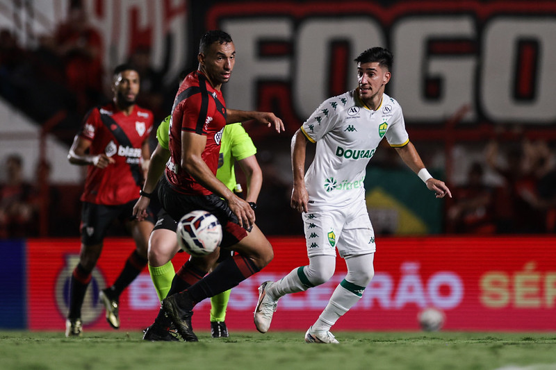 VAR salva o Dourado no fim e empate mantém Cuiabá no G-6 da Série B