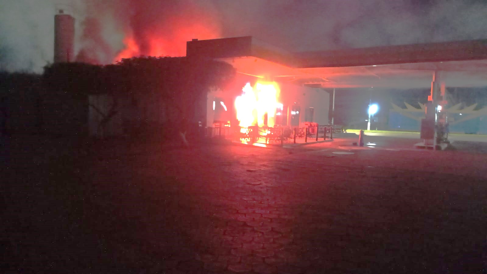 Conveniência de posto de combustíveis pega fogo no Nortão
