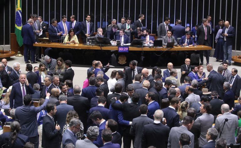Deputados aprovam aumento de vagas de 513 para 531, MT terá 10 e ALMT 30