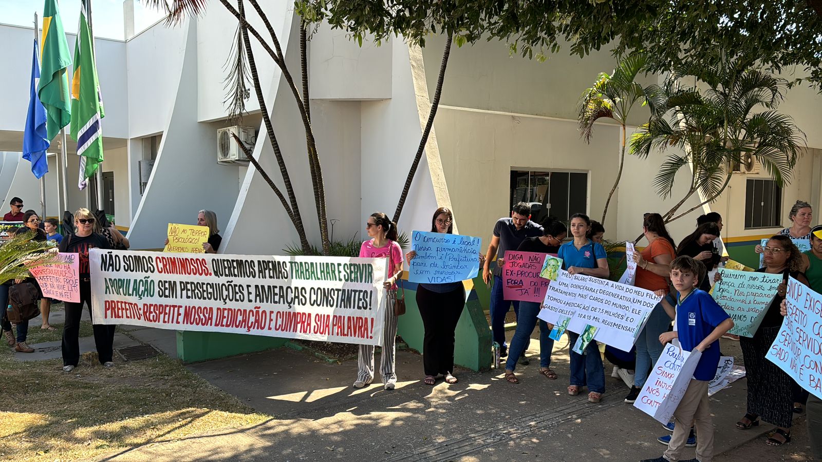 Servidores protestam contra possível cancelamento de concurso público em Sinop