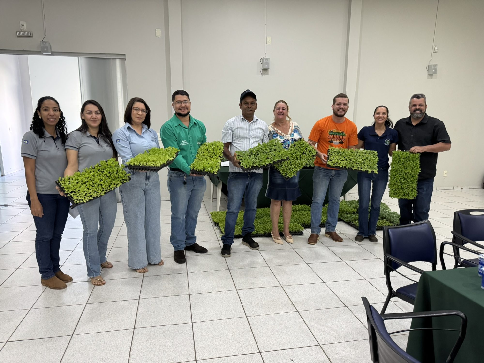Senar, Sindicato Rural de Sinop e Cresol entregam mais 8 mil mudas de hortaliças para pequenos produtores
