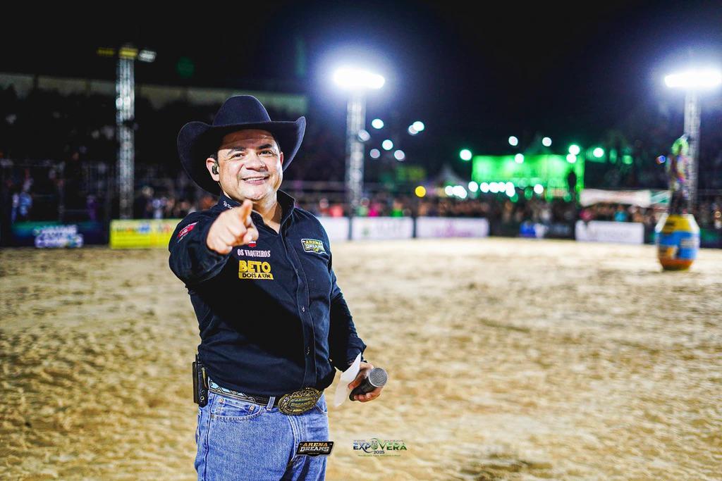 Anderson de Oliveira completa 15 anos de história como locutor de rodeio e se destaca também na TV em Sinop