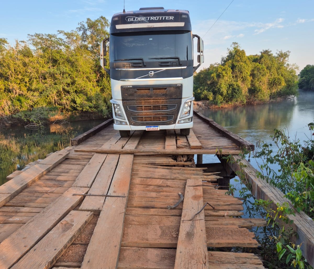 Caminhão fica preso em ponte de madeira danificada no Nortão do Estado