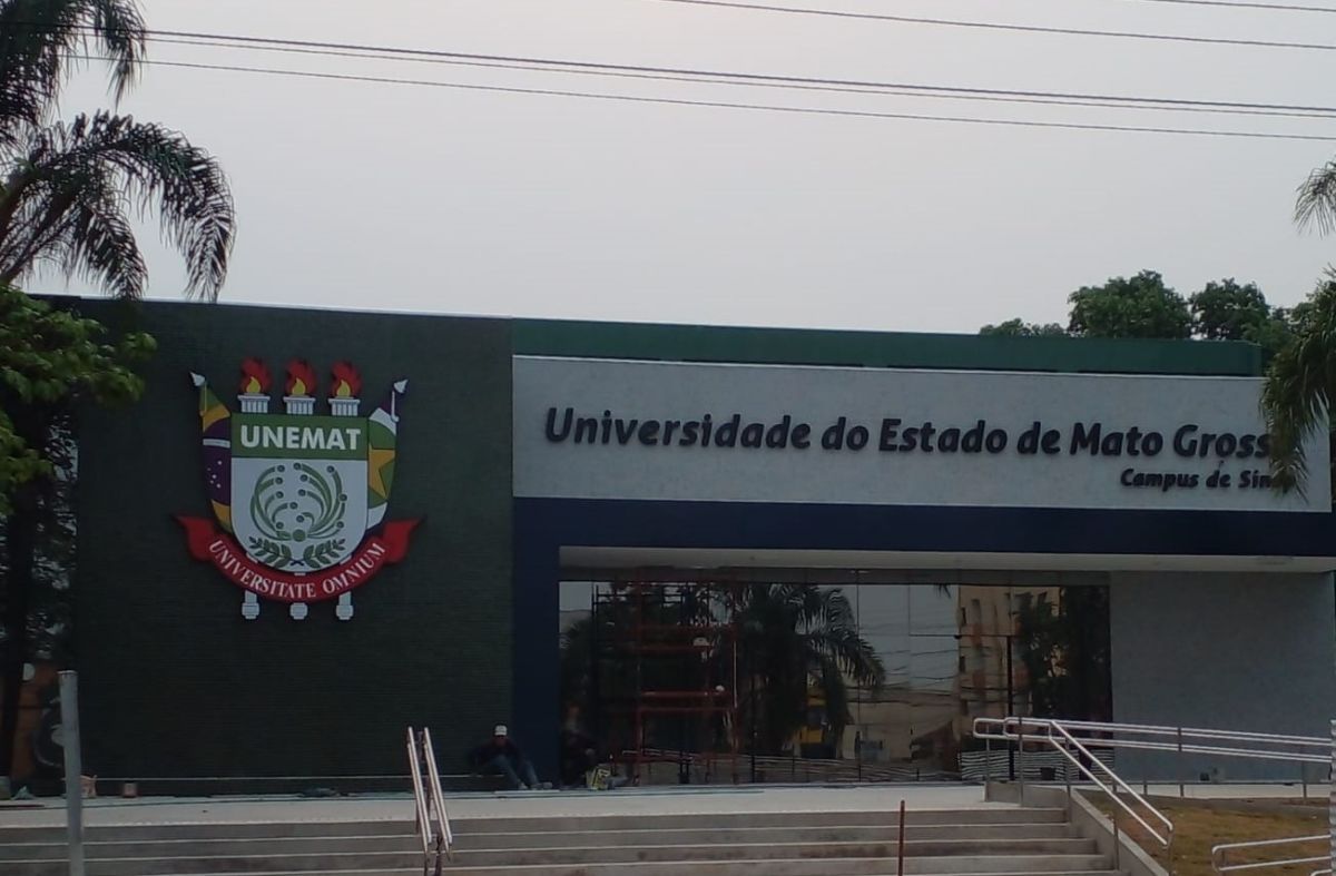 Câmara homenageia Unemat pelos 35 anos com entrega de títulos e moções em Sessão Solene