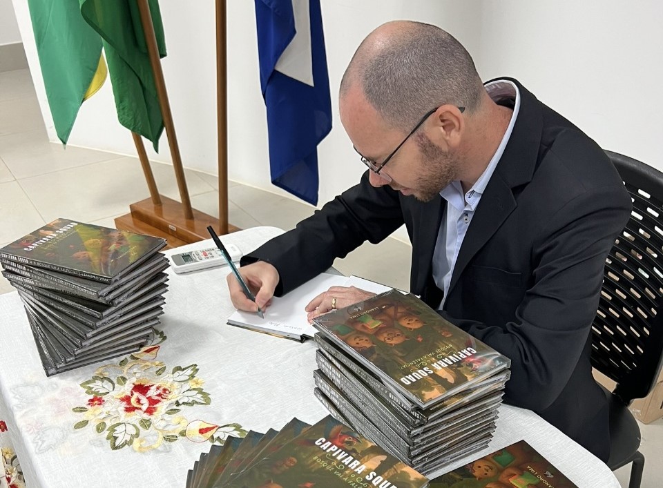 No Dia Nacional do Livro, autor relembra como o lixo se tornou sua primeira biblioteca e moldou o escritor que é hoje