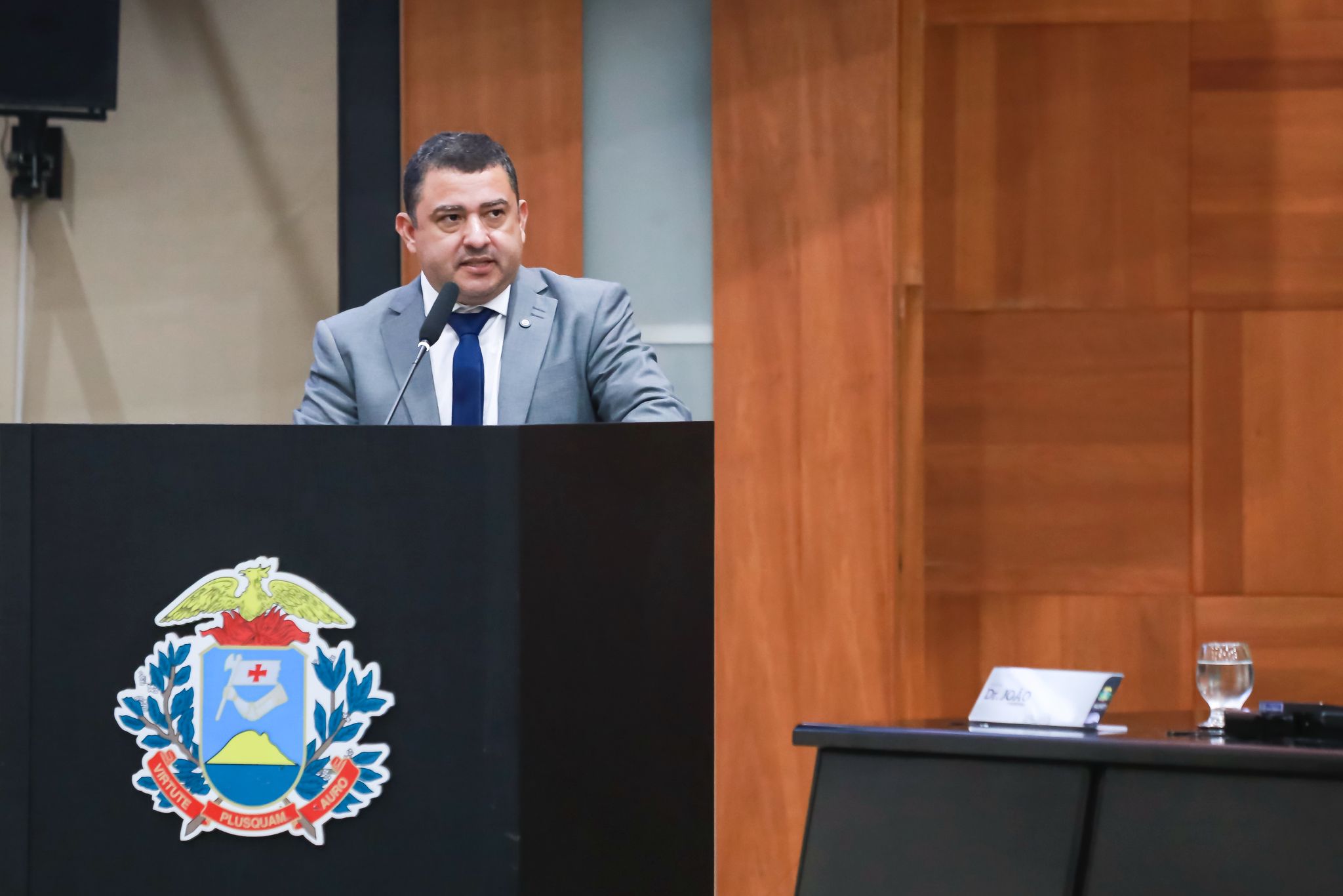 Adenilson Rocha homenageia comunicadores, entidades e personalidades na ALMT