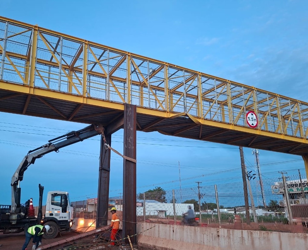 Veículo fora de dimensão danifica e interdita passarela na BR-163 em Sinop