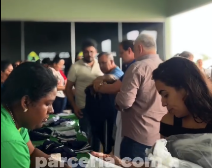 Após quase um ano de atraso e cobranças públicas, prefeitura de Cláudia entrega uniformes escolares