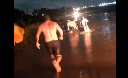 Policiais militares resgatam família em caminhonete submersa durante chuva forte em Matupá