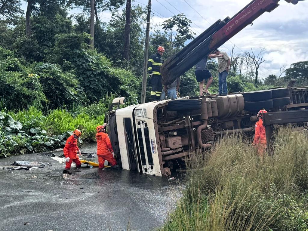 Corpo de Bombeiros resgata vítima que ficou presa em cabine de caminhão após acidente