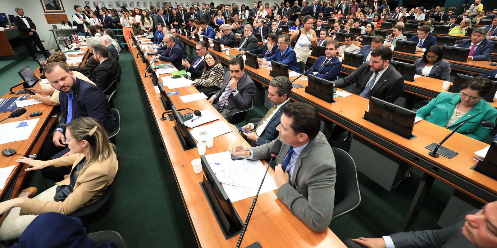 CCJ da Câmara retoma análise do fim da escala 6×1 nesta quarta