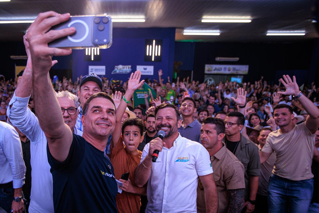 Flávio Bolsonaro percorreu a feira, participou de reuniões e falou sobre crédito, produção e cenário do setor