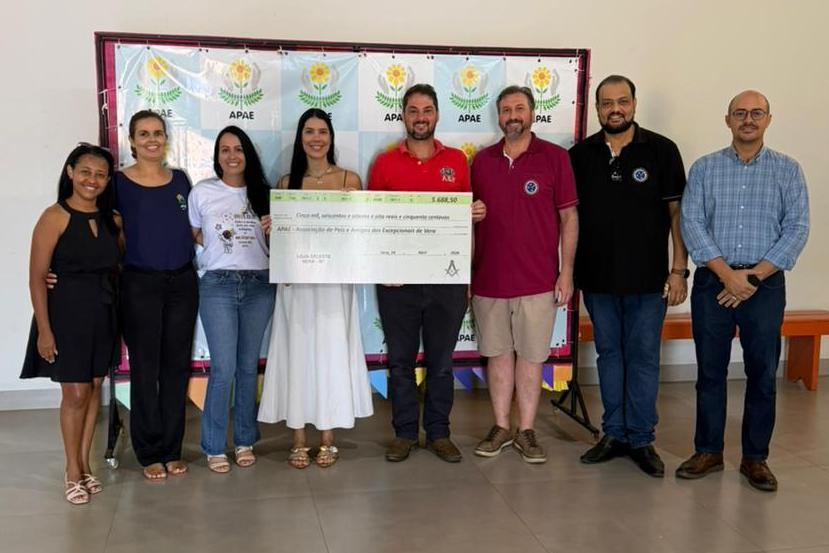 Loja Celeste doa mais de R$ 5 mil para a APAE de Vera investir em uniformes
