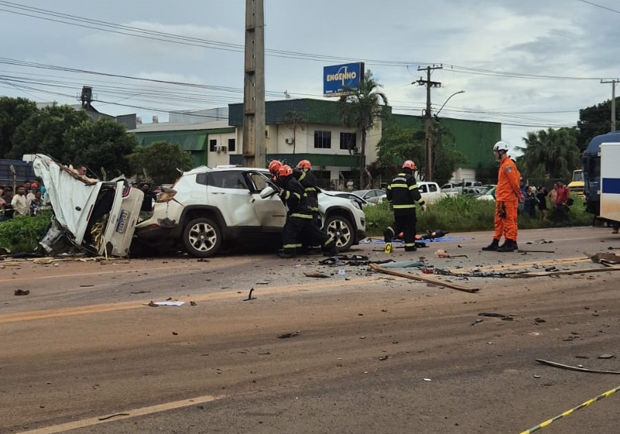 Colisão entre carro e caminhão deixa dois mortos na BR-163 em Sinop