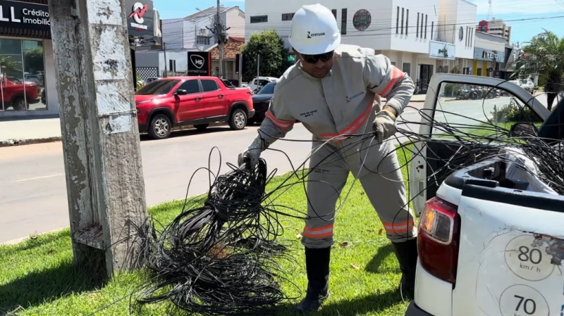 Operação Cidade Limpa chega a marca de 1,5 tonelada de fios e cabos irregulares retirados de postes em Sinop