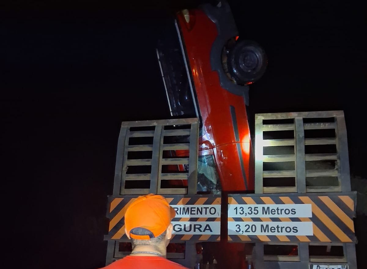 Motorista cai com carro em rio, é resgatado em estado grave e levado ao hospital