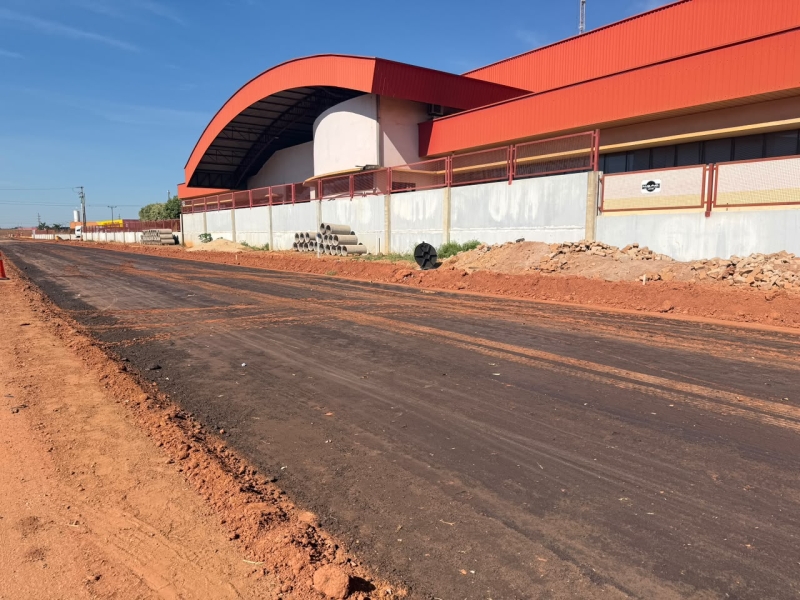 Obra de duplicação da Rua Alberto Baranjak avança para fase final de preparação para asfaltamento em Sinop