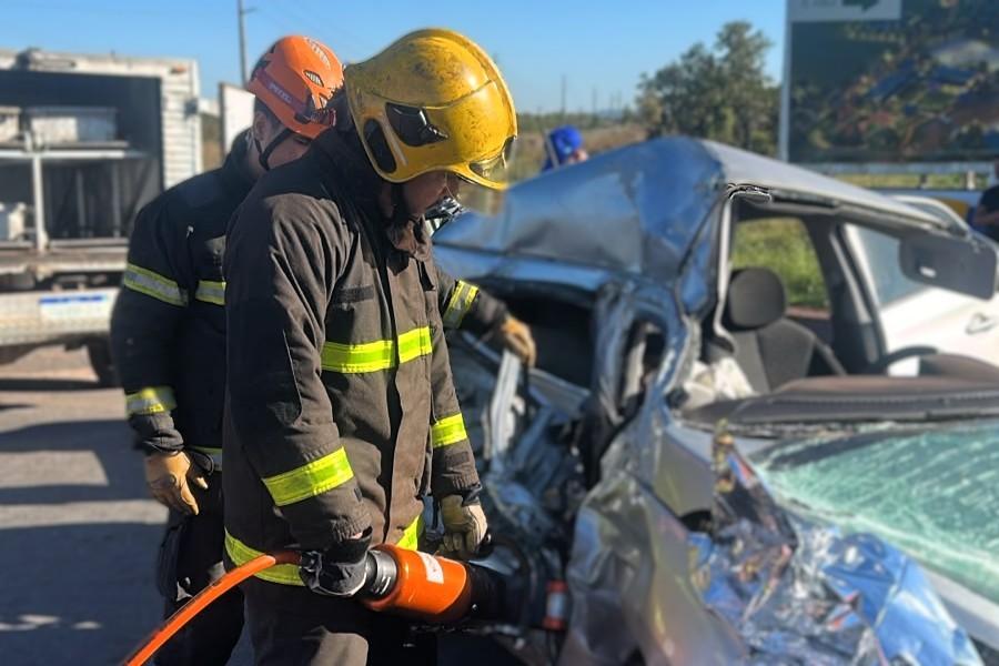 Corpo de Bombeiros resgata corpos de três vítimas presas às ferragens após grave acidente na MT-010