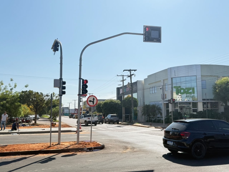 Prefeitura de Sinop coloca em funcionamento semáforo no cruzamento das avenidas das Figueiras e Itaúbas